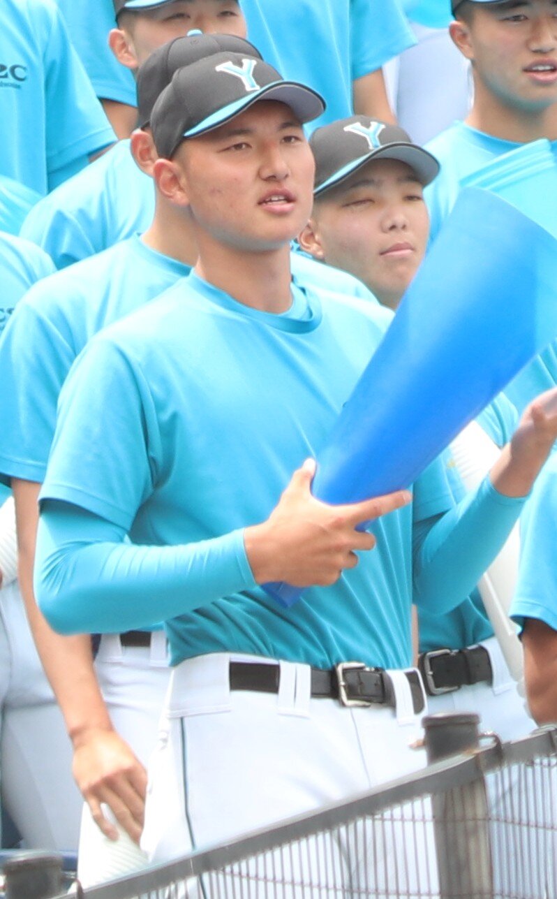 高校野球春季　準決勝　山梨学院対横浜　スタンドで応援する山梨学院・菰田陽生（撮影・会田京叶）＝2026年5年23日
