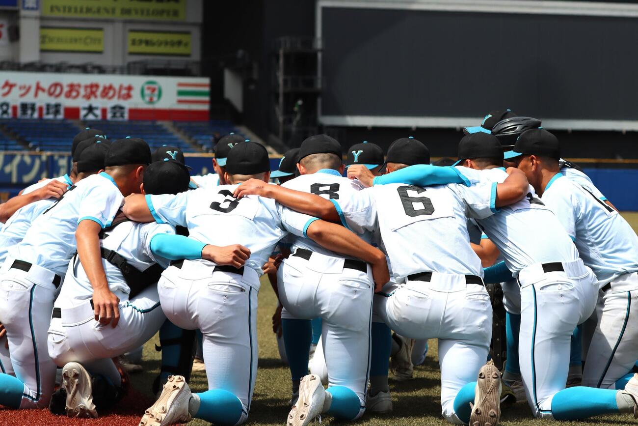 高校野球春季関東大会　準決勝　山梨学院対横浜　試合前に円陣を組む山梨学院（撮影・栗林真菜）＝2026年5月23日