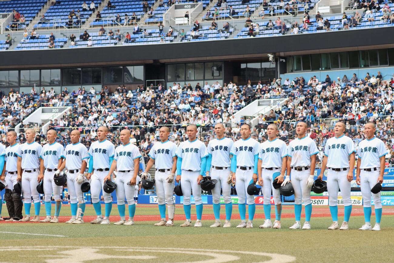 高校野球春季関東大会　準決勝　山梨学院対横浜　試合に敗れスタンドに挨拶をする山梨学院（撮影・栗林真菜）＝2026年5月23日
