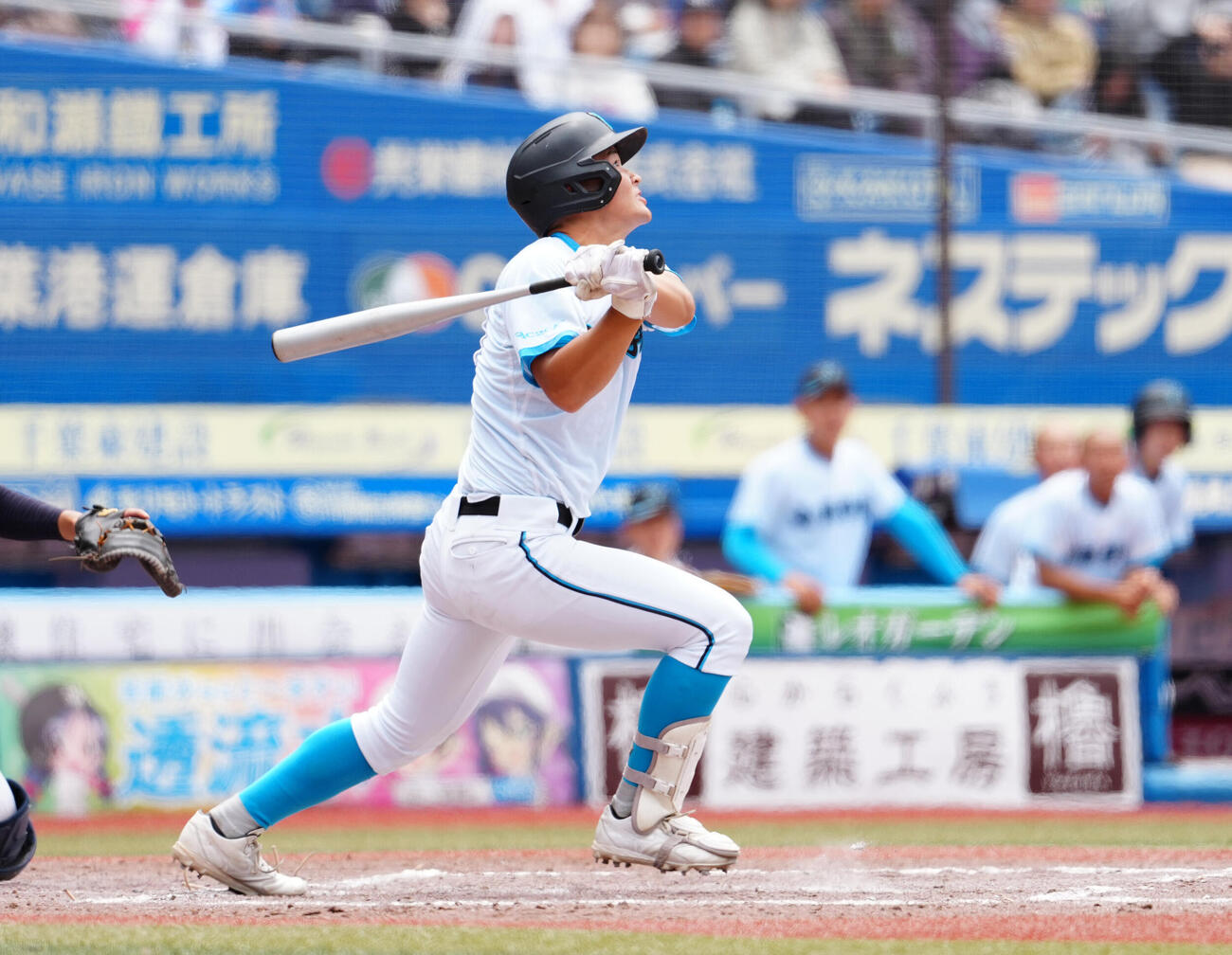 高校野球春季関東大会　準決勝　山梨学院対横浜　4回表山梨学院1死一、三塁、中犠飛を放つ高橋輝（撮影・鈴木みどり）＝2026年5月23日