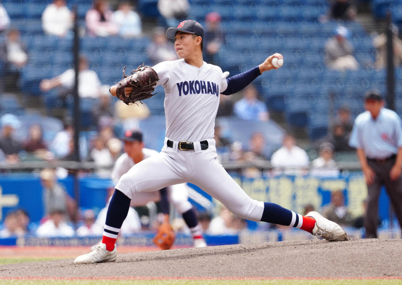 高校野球春季関東大会　準決勝　山梨学院対横浜　先発し力投する横浜・小林鉄三郎（撮影・鈴木みどり）＝2026年5月23日