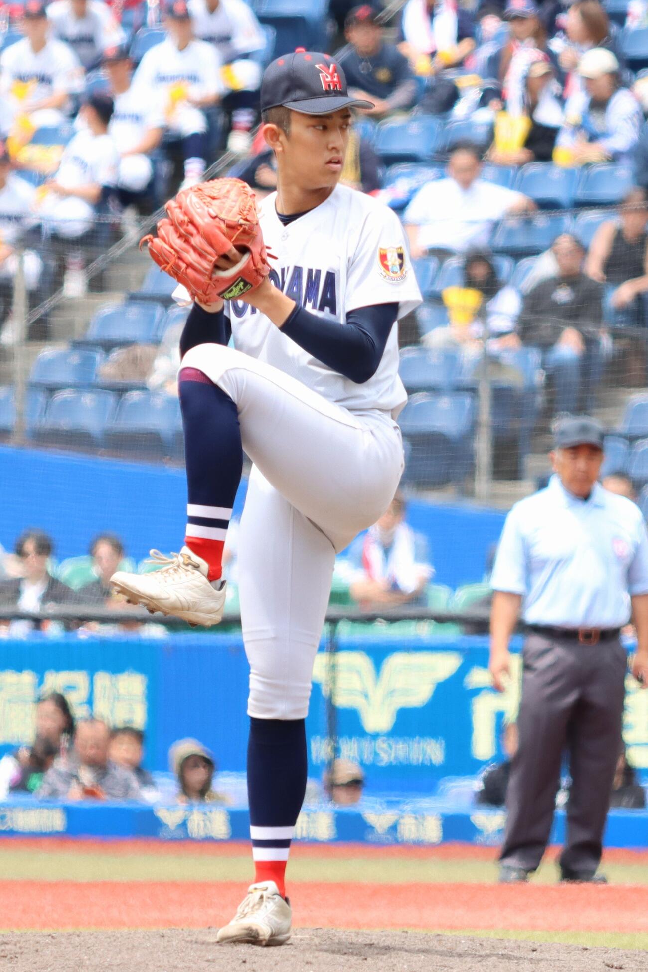 高校野球春季関東大会　準決勝　山梨学院対横浜　7回表から登板した横浜・織田翔希（撮影・栗林真菜）＝2026年5月23日