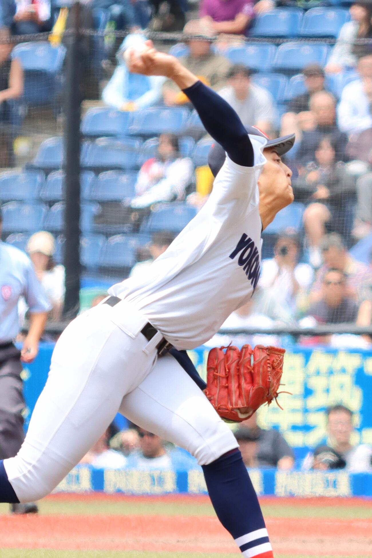 高校野球春季関東大会　準決勝　山梨学院対横浜　7回表から登板した横浜・織田翔希（撮影・栗林真菜）＝2026年5月23日