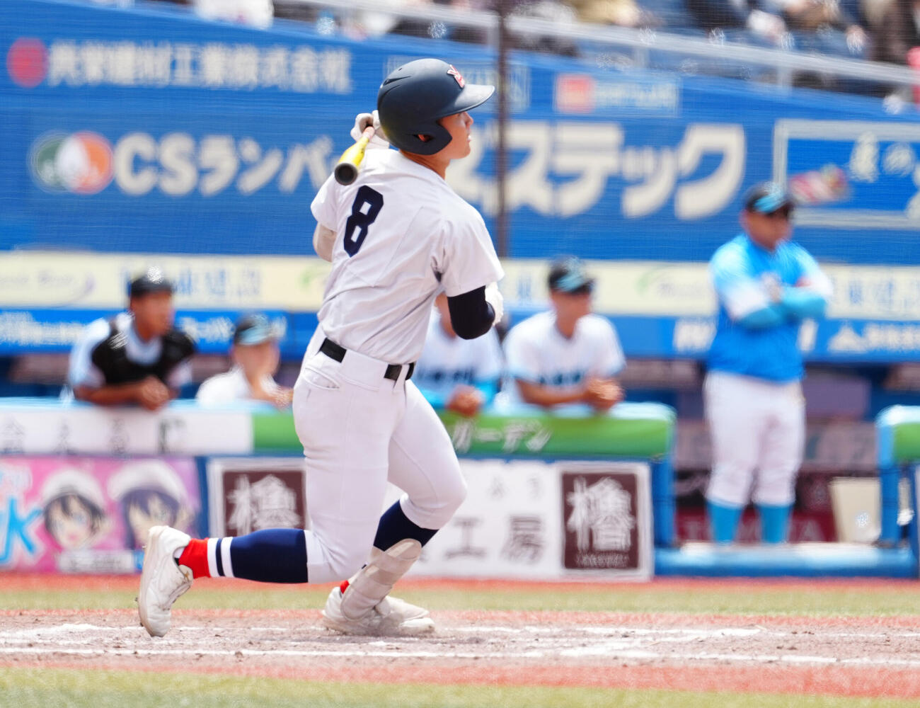 高校野球春季関東大会　準決勝　山梨学院対横浜　2回裏横浜1死二塁、先制の適時打を放つ江坂佳史（撮影・鈴木みどり）＝2026年5月23日