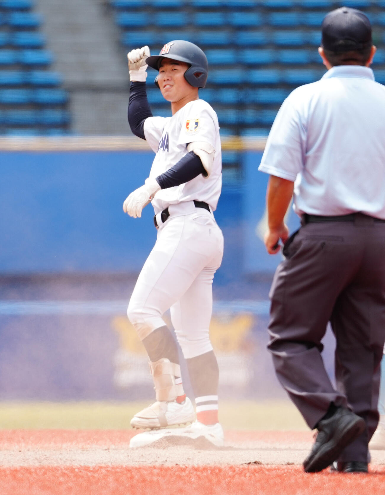 高校野球春季関東大会　準決勝　山梨学院対横浜　2回裏横浜1死二塁、先制の適時打を放ち、ガッツポーズする江坂佳史（撮影・鈴木みどり）＝2026年5月23日