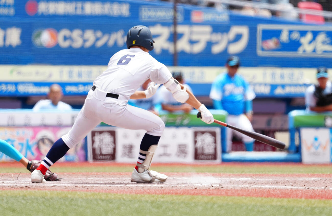 高校野球春季関東大会　準決勝　山梨学院対横浜　5回裏横浜1死二、三塁、適時打を放つ池田聖摩（撮影・鈴木みどり）＝2026年5月23日