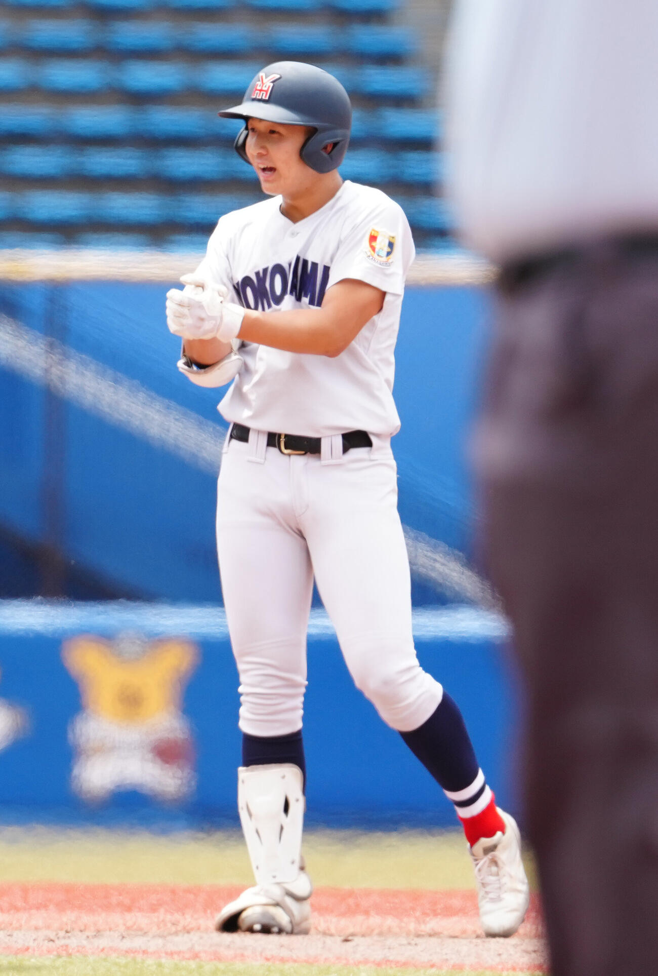 高校野球春季関東大会　準決勝　山梨学院対横浜　5回裏横浜1死二、三塁、適時打を放った池田聖摩は二塁上で手をたたく（撮影・鈴木みどり）＝2026年5月23日