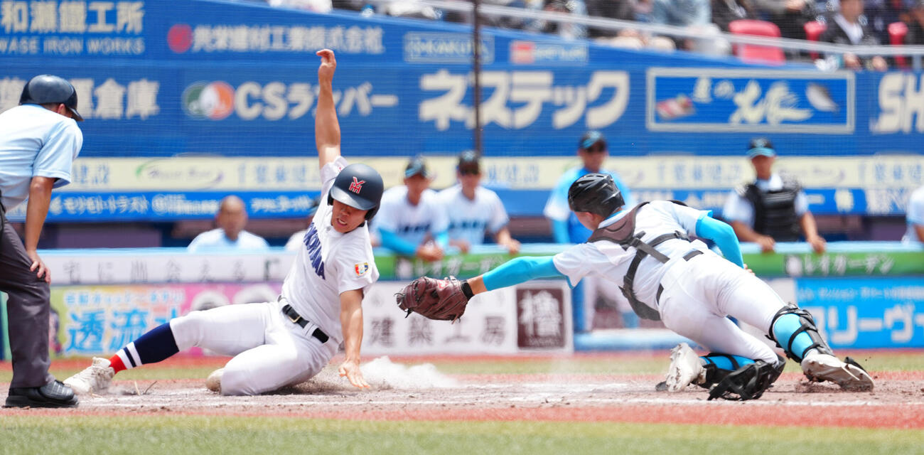 高校野球春季関東大会　準決勝　山梨学院対横浜　5回裏横浜1死二、三塁、池田聖摩の適時打で生還する三塁手小野舜友。捕手光永惺音（撮影・鈴木みどり）＝2026年5月23日