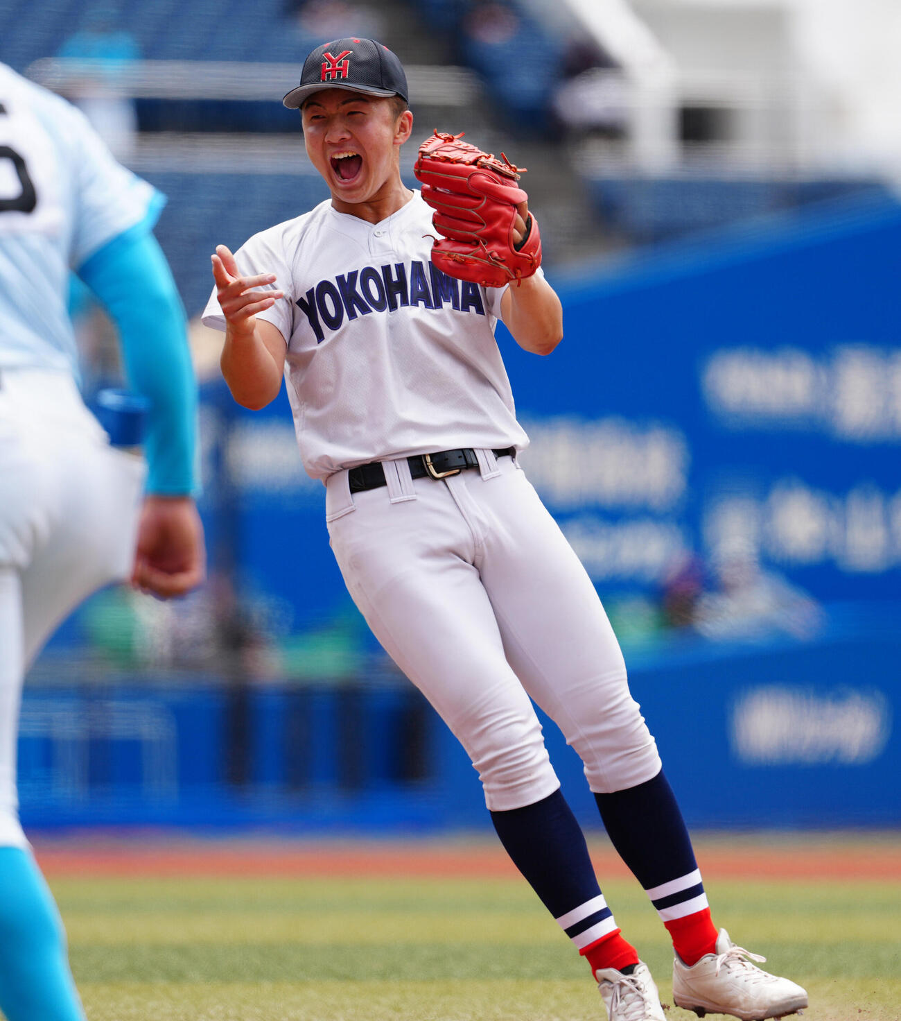 高校野球春季関東大会　準決勝　山梨学院対横浜　山梨学院に勝利し決勝進出を決め、笑顔の横浜・池田聖摩（撮影・鈴木みどり）＝2026年5月23日