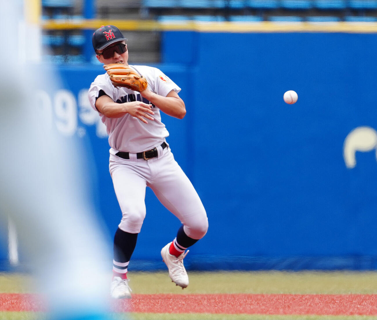 高校野球春季関東大会　準決勝　山梨学院対横浜　6回表山梨学院2死、石井陽昇の打球を二塁へ送球する遊撃手池田聖摩（撮影・鈴木みどり）＝2026年5月23日