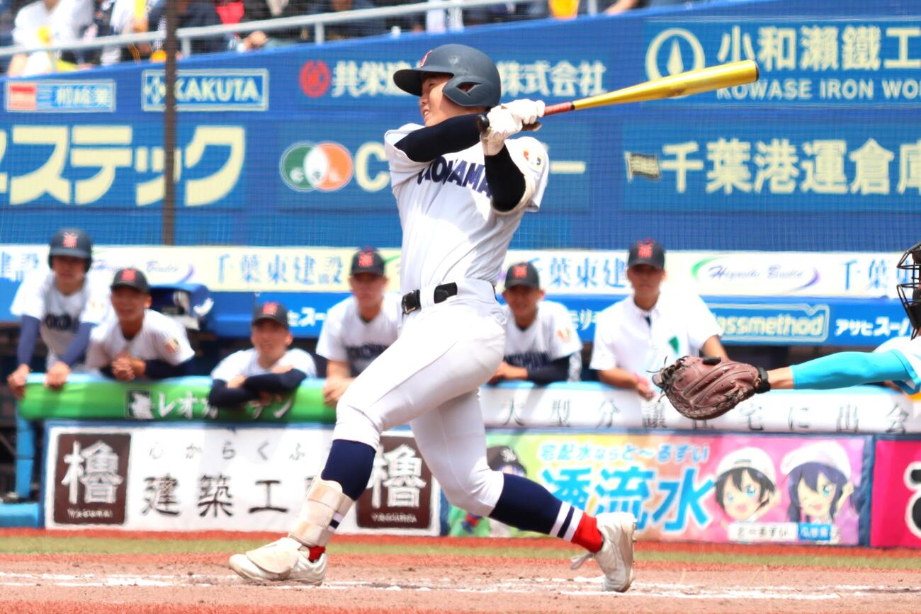 高校野球春季関東大会　準決勝　山梨学院対横浜　2回裏横浜1死二塁、先制となる適時打を放つ江坂佳史（撮影・栗林真菜）＝2026年5月23日