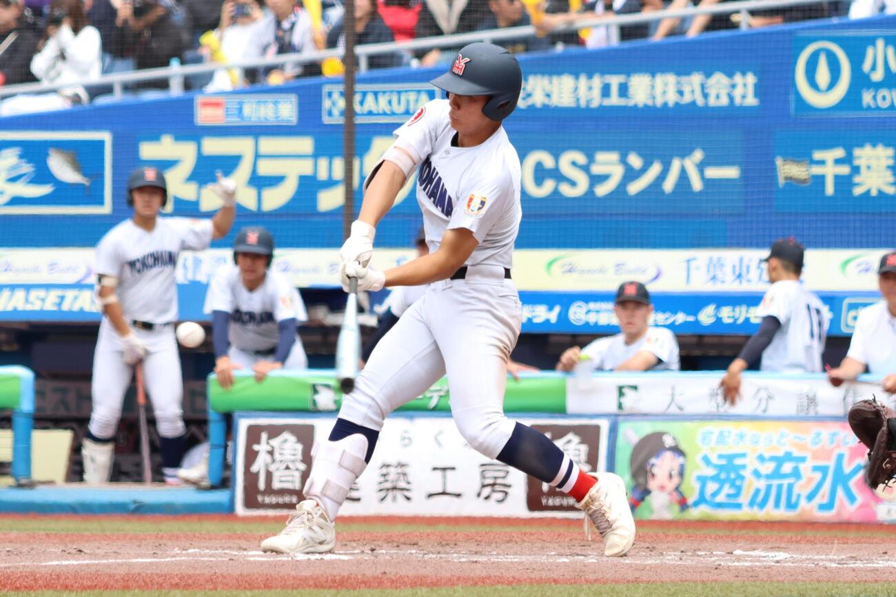 高校野球春季関東大会　準決勝　山梨学院対横浜　2回裏横浜2死一塁、追加点の適時二塁打を放つ小野舜友（撮影・栗林真菜）＝2026年5月23日
