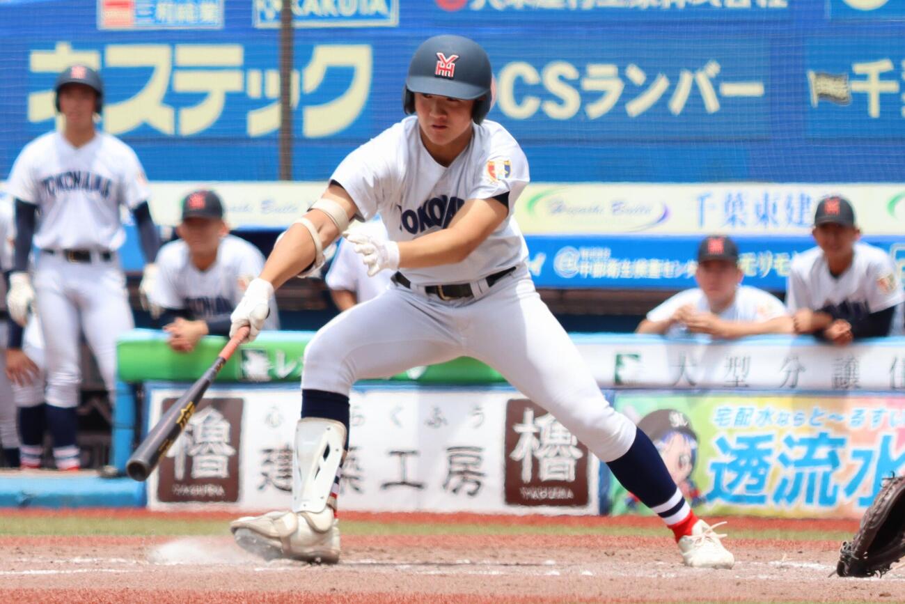 高校野球春季関東大会　準決勝　山梨学院対横浜　5回裏横浜1死一、二塁、適時打を放つ池田聖摩（撮影・栗林真菜）＝2026年5月23日