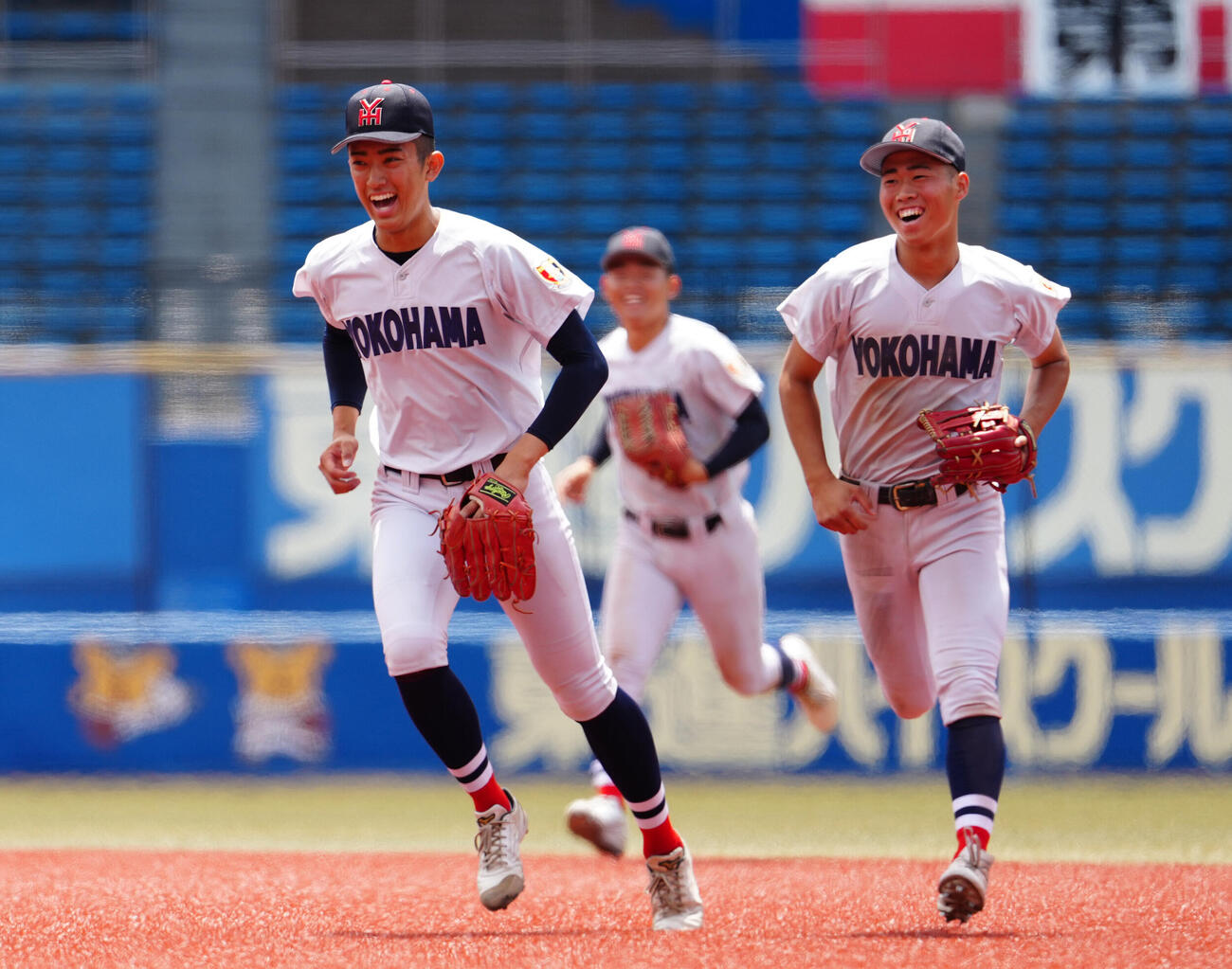 高校野球春季関東大会　準決勝　山梨学院対横浜　8回表を終え、笑顔でベンチへ戻る横浜・織田翔希（左）（撮影・鈴木みどり）＝2026年5月23日