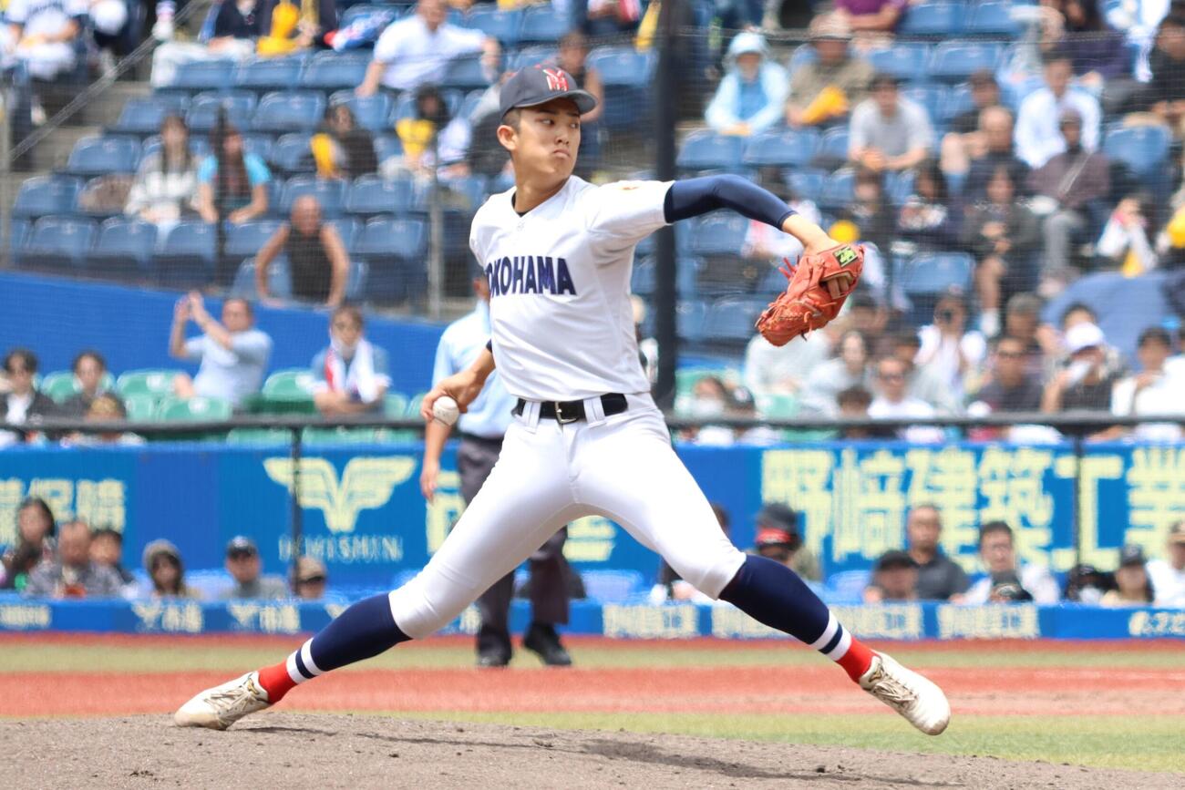 高校野球春季関東大会　準決勝　山梨学院対横浜　7回表から登板した横浜・織田翔希（撮影・栗林真菜）＝2026年5月23日