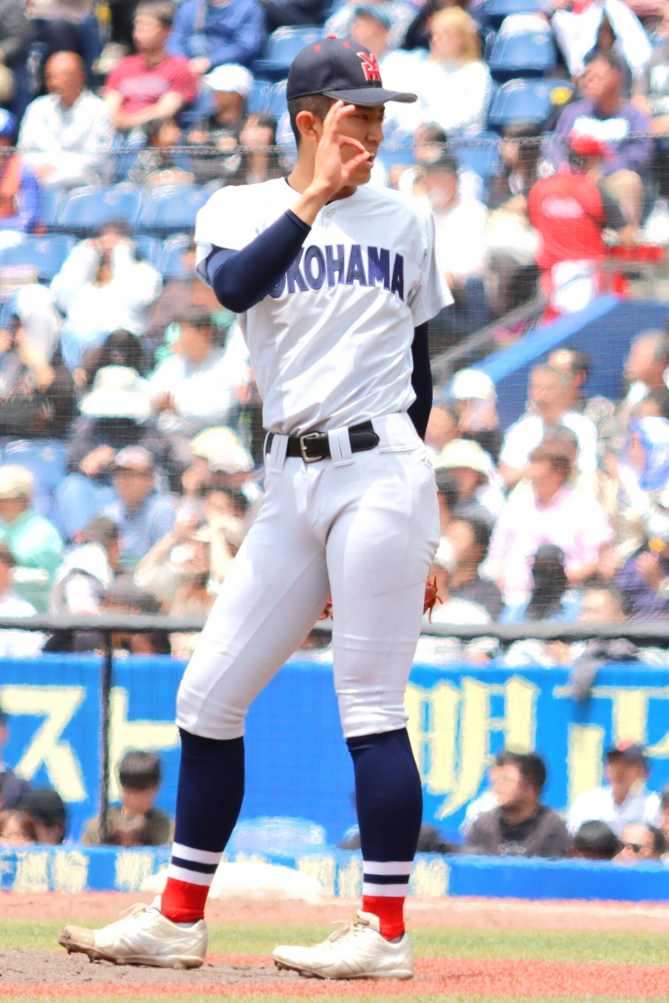高校野球春季関東大会　準決勝　山梨学院対横浜　7回表1死、中飛二打ち取りオーケーサインを出す横浜・織田翔希（撮影・栗林真菜）＝2026年5月23日