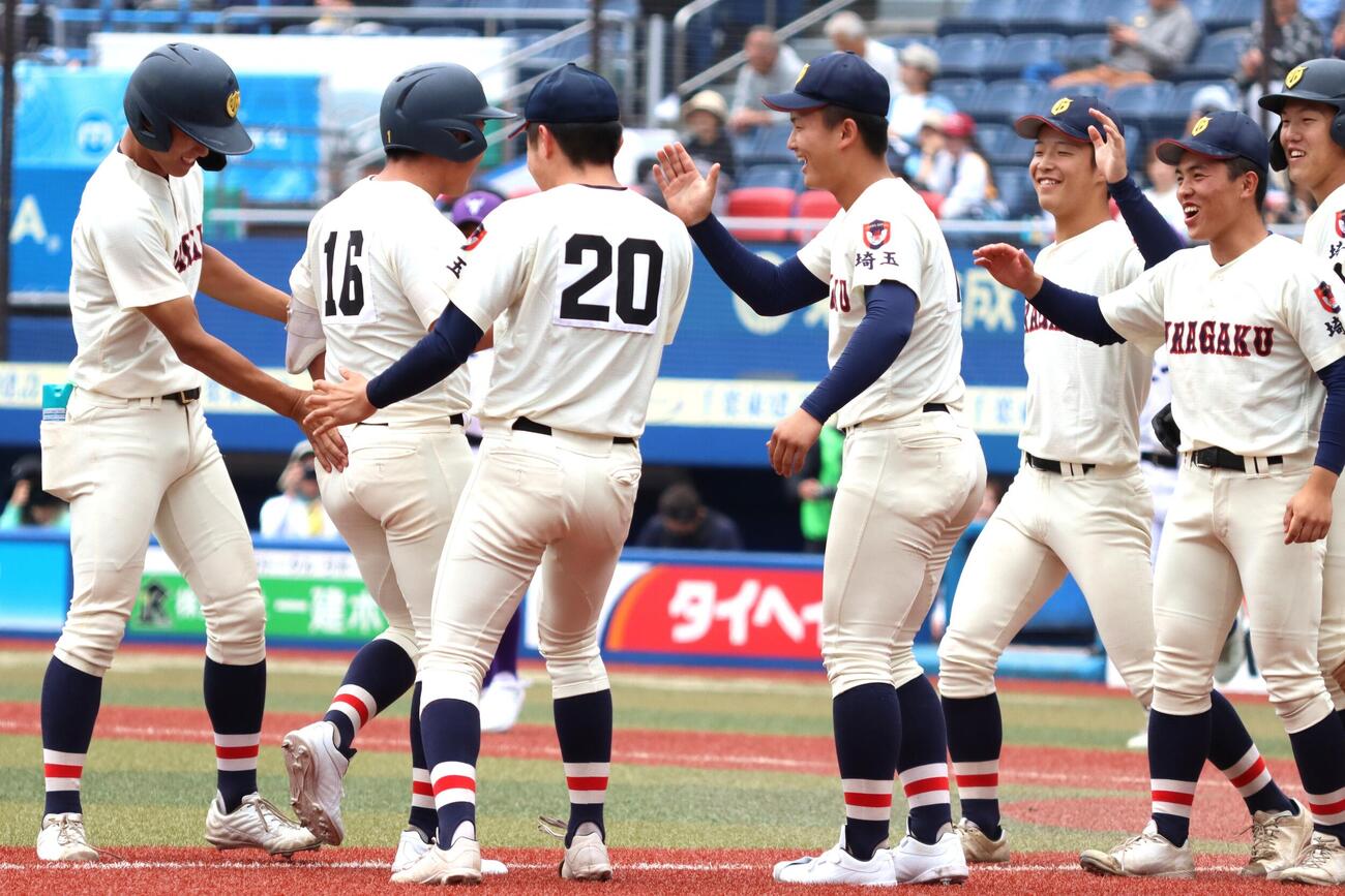 高校野球春季関東大会　準決勝　関東第一対浦和学院　コールド勝ちを収め喜ぶ浦和学院（撮影・栗林真菜）