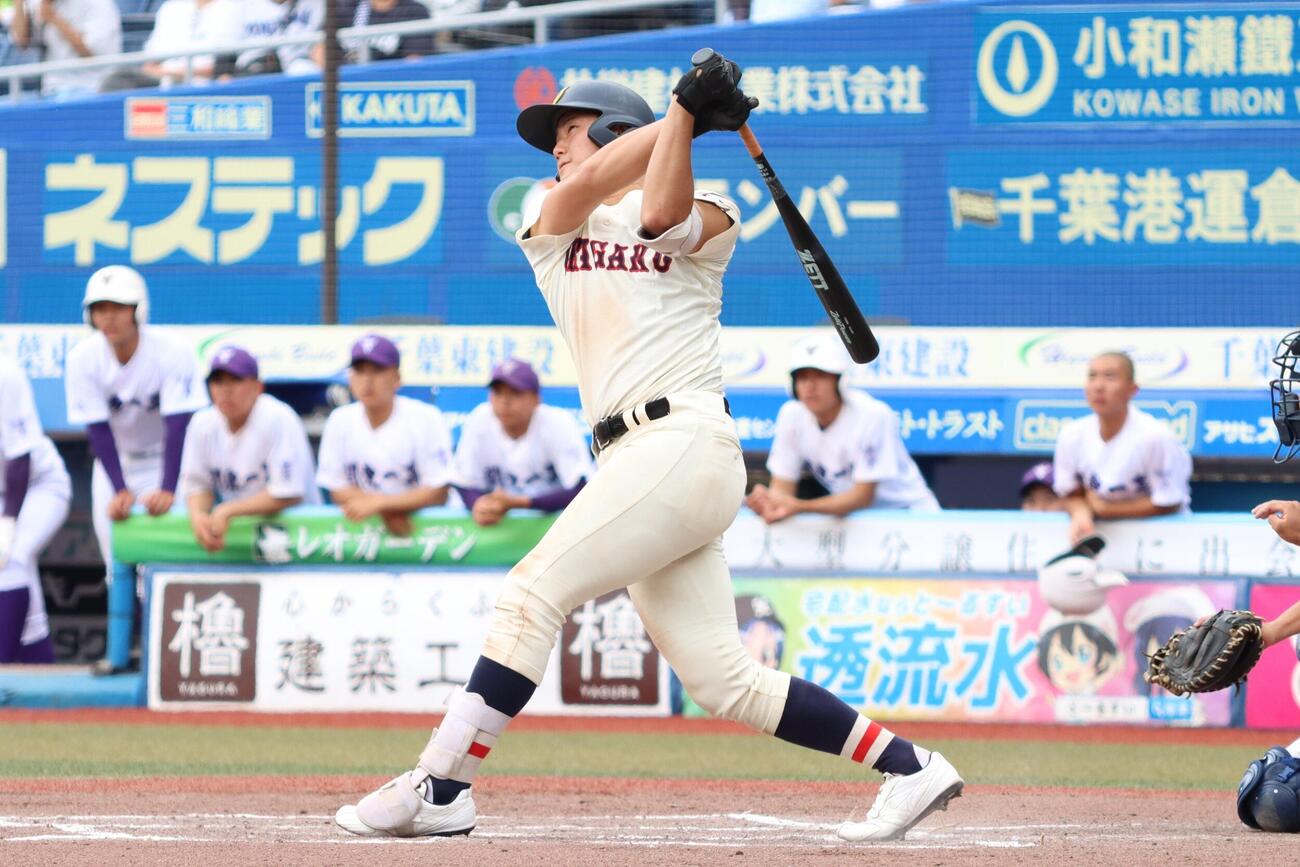 高校野球春季関東大会　準決勝　関東第一対浦和学院　6回裏浦和学院1死、2点本塁打を放つ内藤蒼（撮影・栗林真菜）