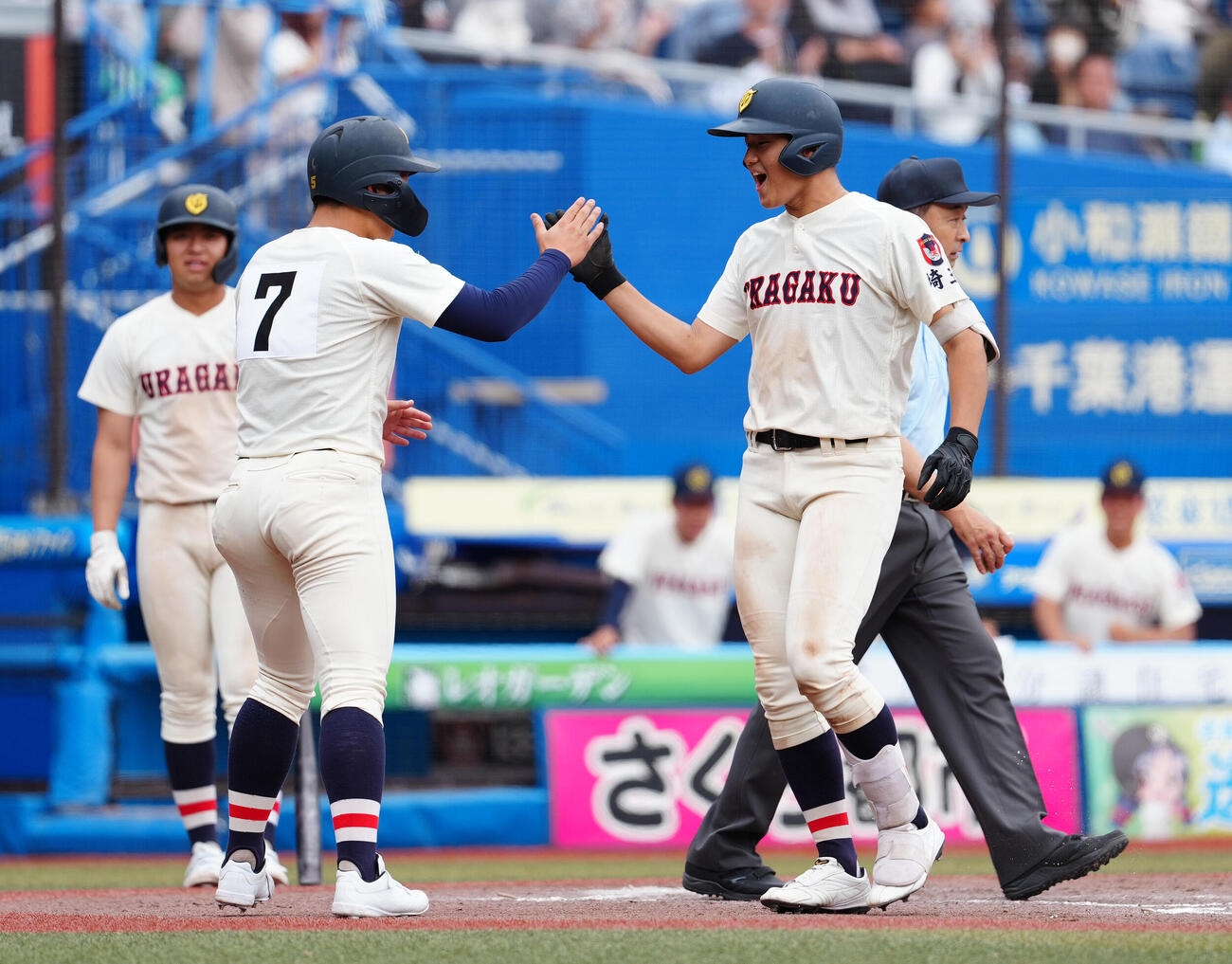 高校野球春季関東大会　準決勝　関東第一対浦和学院　6回裏浦和学院1死一塁、2点本塁打を放った内藤蒼（右）は笑顔で生還（撮影・鈴木みどり）