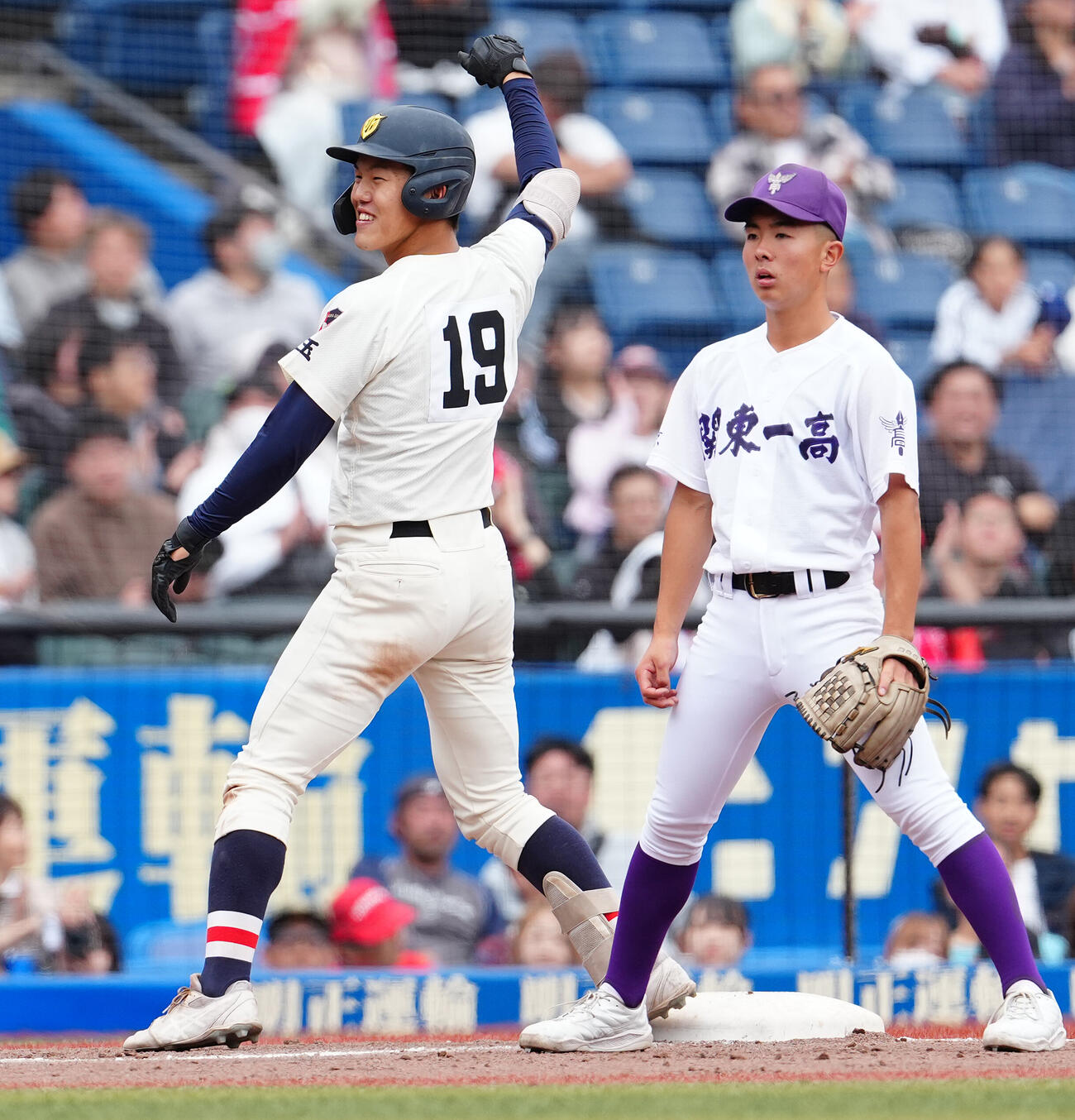 高校野球春季関東大会　準決勝　関東第一対浦和学院　8回裏浦和学院1死三塁、適時三塁打を放った西村虎龍は塁上でガッツポーズ（撮影・鈴木みどり）