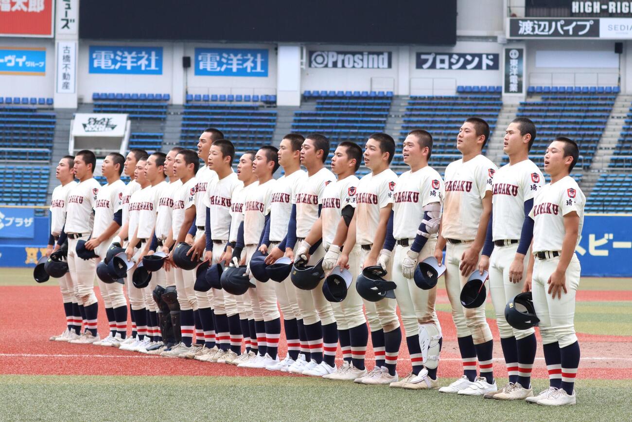 高校野球春季関東大会　準決勝　関東第一対浦和学院　勝利を収めスタンドに向かって整列する浦和学院（撮影・栗林真菜）