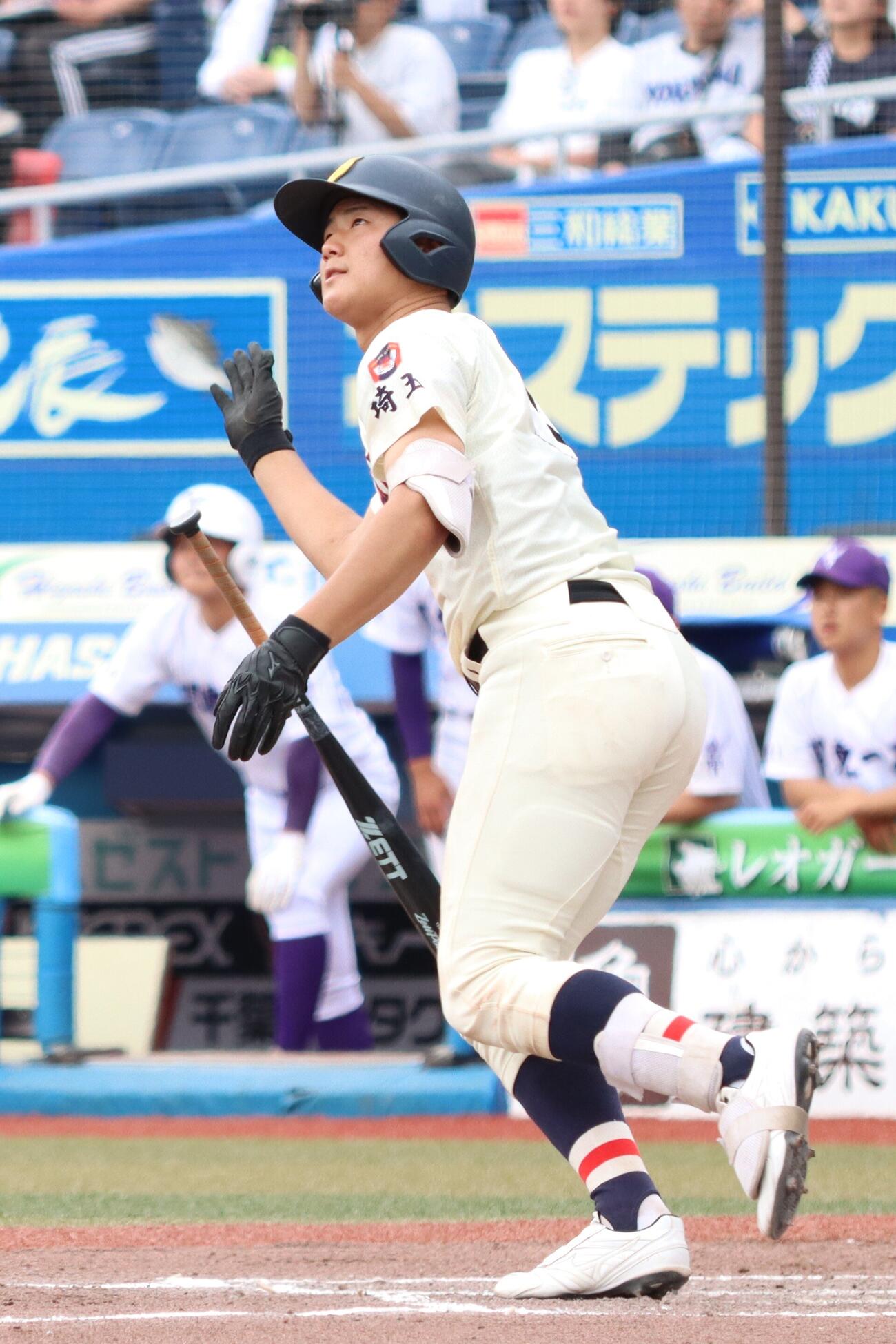 高校野球春季関東大会　準決勝　関東第一対浦和学院　6回裏浦和学院1死、2点本塁打を放つ内藤蒼（撮影・栗林真菜）