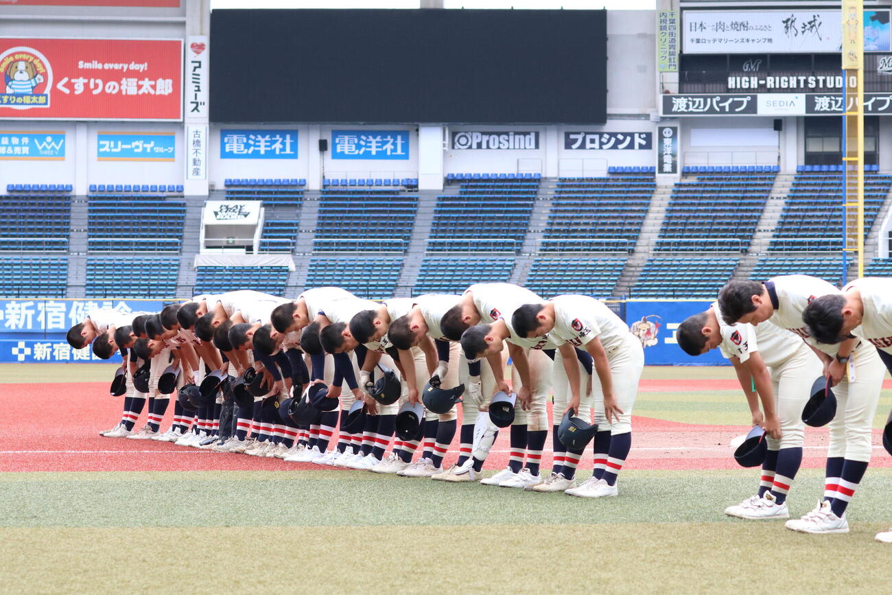 高校野球春季関東大会　準決勝　関東第一対浦和学院　試合後スタントに向かってお辞儀する浦和学院の選手（撮影・会田京叶）