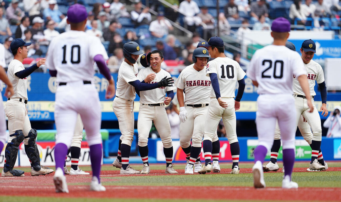 高校野球春季関東大会　準決勝　関東第一対浦和学院　8回コールド勝ちし、喜ぶ浦和学院ナイン（撮影・鈴木みどり）