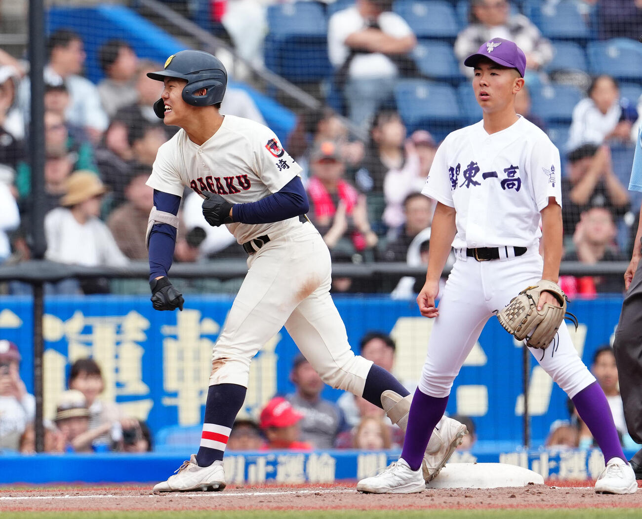 高校野球春季関東大会　準決勝　関東第一対浦和学院　8回裏浦和学院1死三塁、適時三塁打を放った西村虎龍は塁上でガッツポーズ（撮影・鈴木みどり）