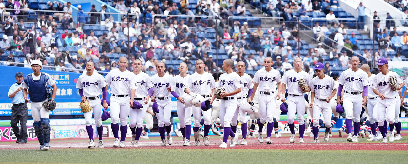 高校野球春季関東大会　準決勝　関東第一対浦和学院　8回コールド負けし、浮かない表情の関東第一ナイン（撮影・鈴木みどり）