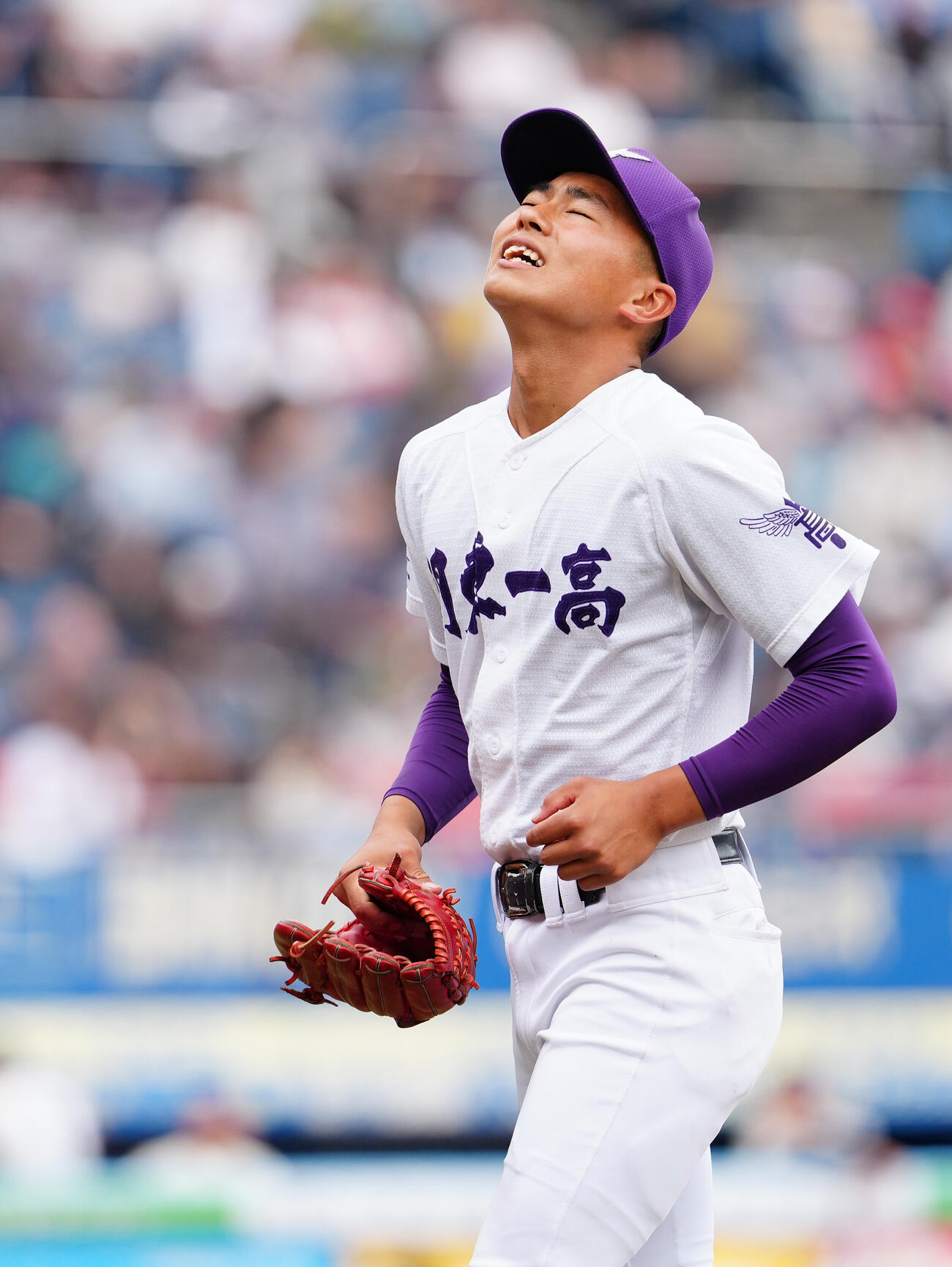 高校野球春季関東大会　準決勝　関東第一対浦和学院　6回裏、悔しげな表情で降板する関東第一・小林悠太（撮影・鈴木みどり）