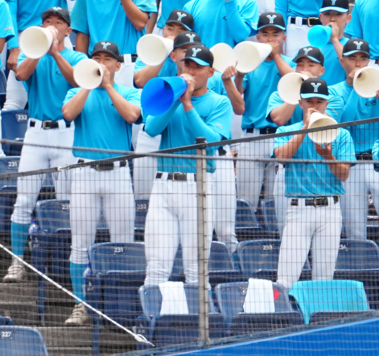 高校野球春季関東大会　準決勝　山梨学院対横浜　スタンドから声援を送る山梨学院・菰田陽生（中央）（撮影・鈴木みどり）