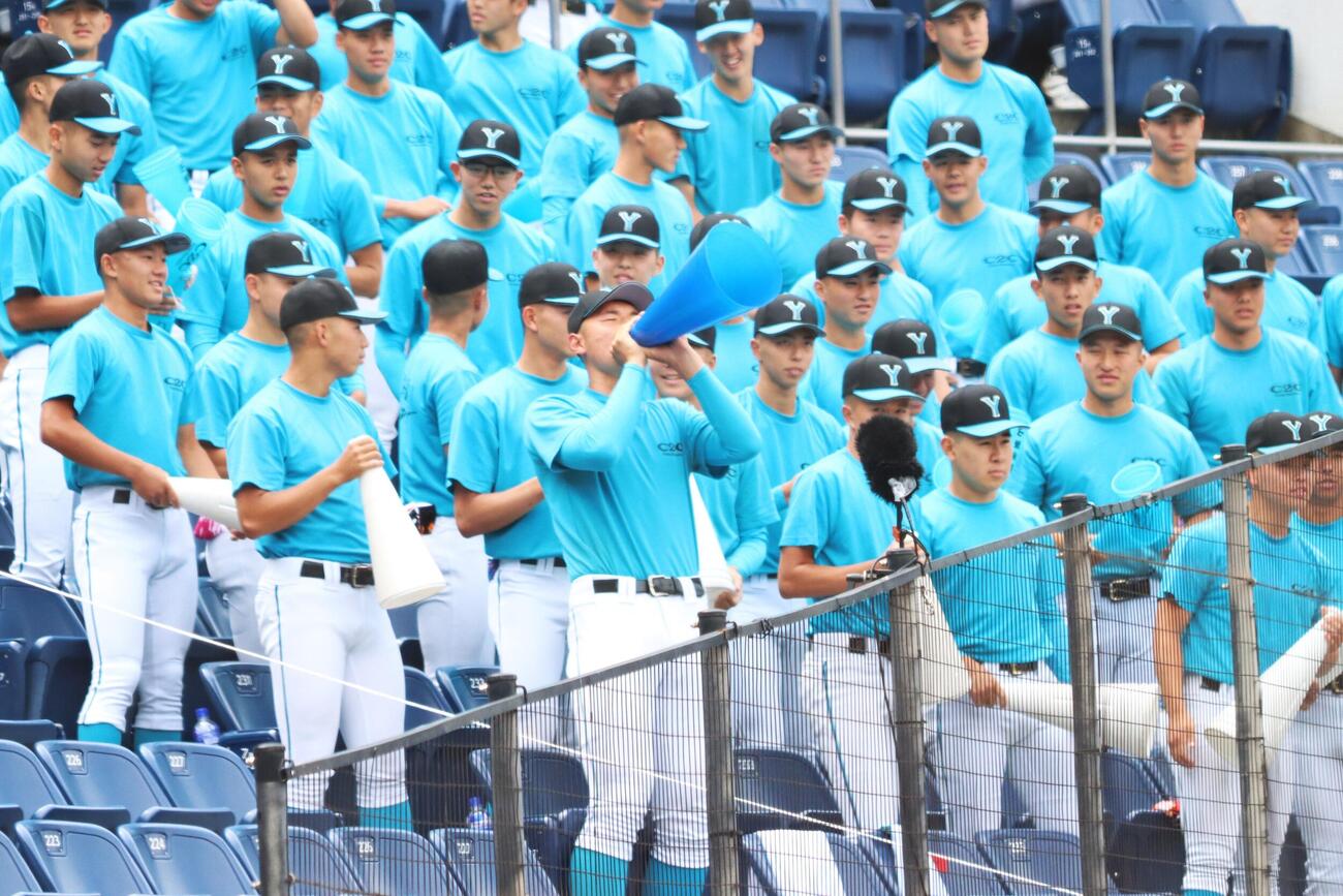 高校野球春季関東大会　準決勝　山梨学院対横浜　スタンドで応援する山梨学院・菰田陽生（中央）（撮影・栗林真菜）