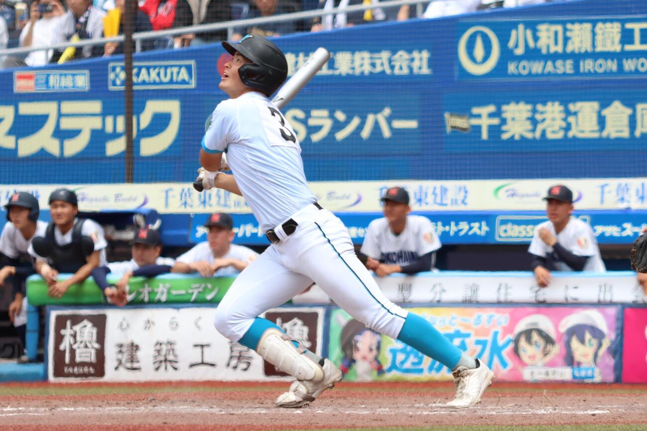 高校野球春季関東大会　準決勝　山梨学院対横浜　4回表山梨学院1死三塁、中犠飛を放つ高橋輝（撮影・栗林真菜）