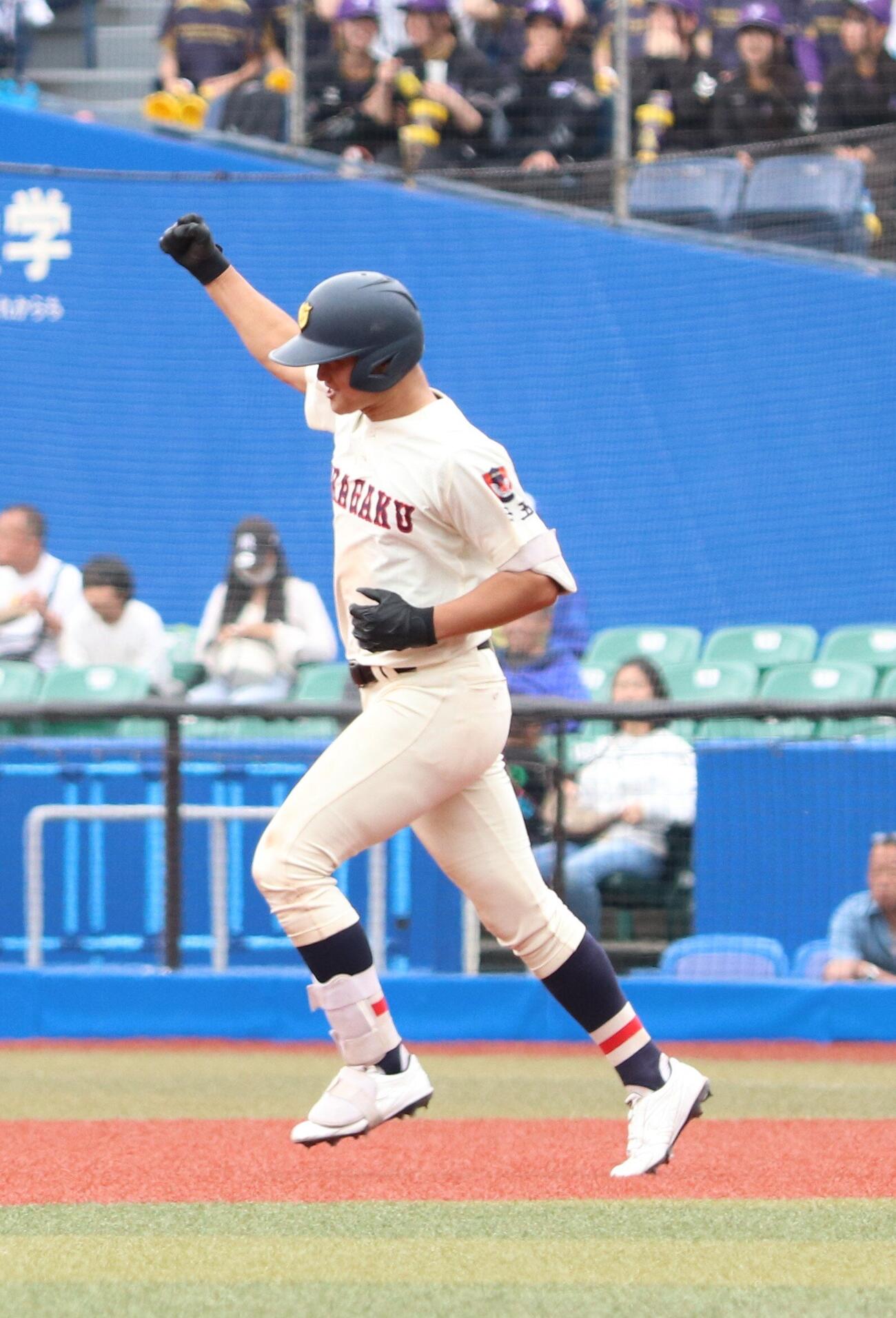 高校野球春季関東大会　準決勝　関東第一対浦和学院　6回裏1死一塁、左越えの2点本塁打を放ちガッツポーズする浦和学院・内藤蒼（撮影・会田京叶）