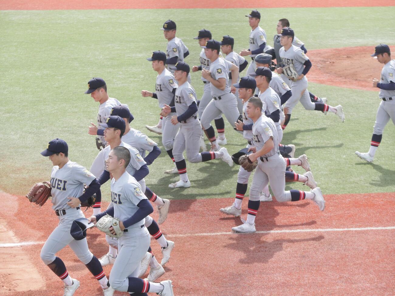 利府対仙台育英　勝利後、スタンドにかけよる仙台育英ナイン（撮影・高橋香奈）