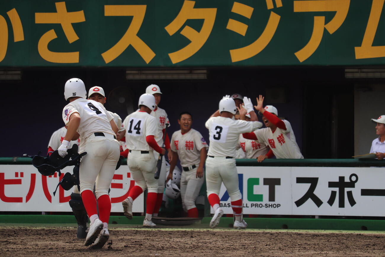 智弁和歌山対滋賀学園　8回、逆転3ランを放ちベンチでハイタッチを交わす智弁和歌山・荒井