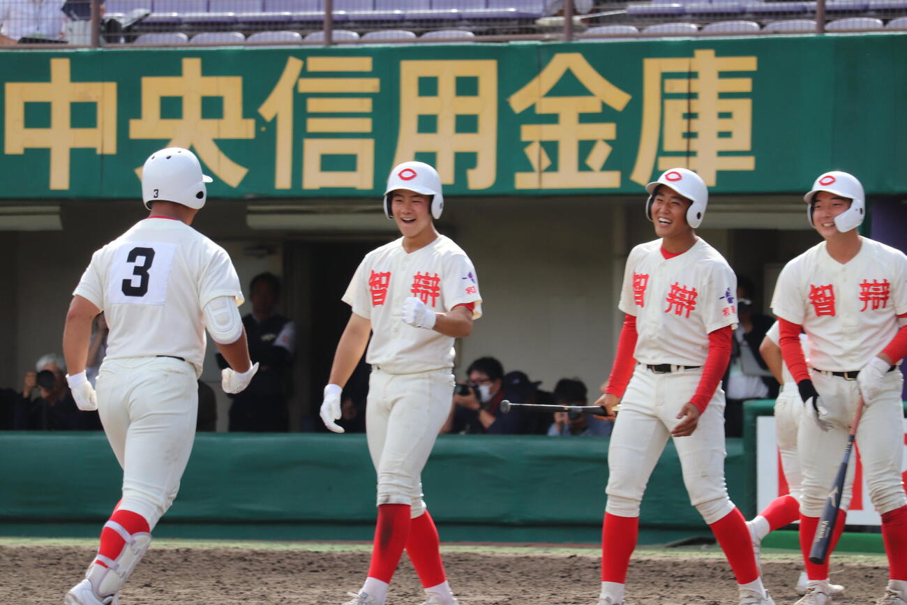 智弁和歌山対滋賀学園　8回、逆転3ランを放ちナインに迎えられる智弁和歌山・荒井