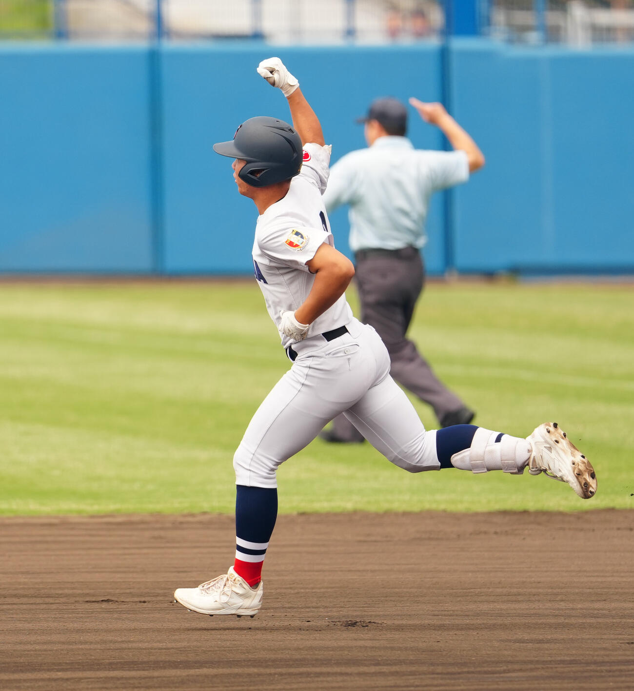 高校野球春季関東大会　決勝　横浜対浦和学院　1回表横浜無死、先頭打者本塁打を放ち、ガッツポーズする小野舜友（撮影・鈴木みどり）