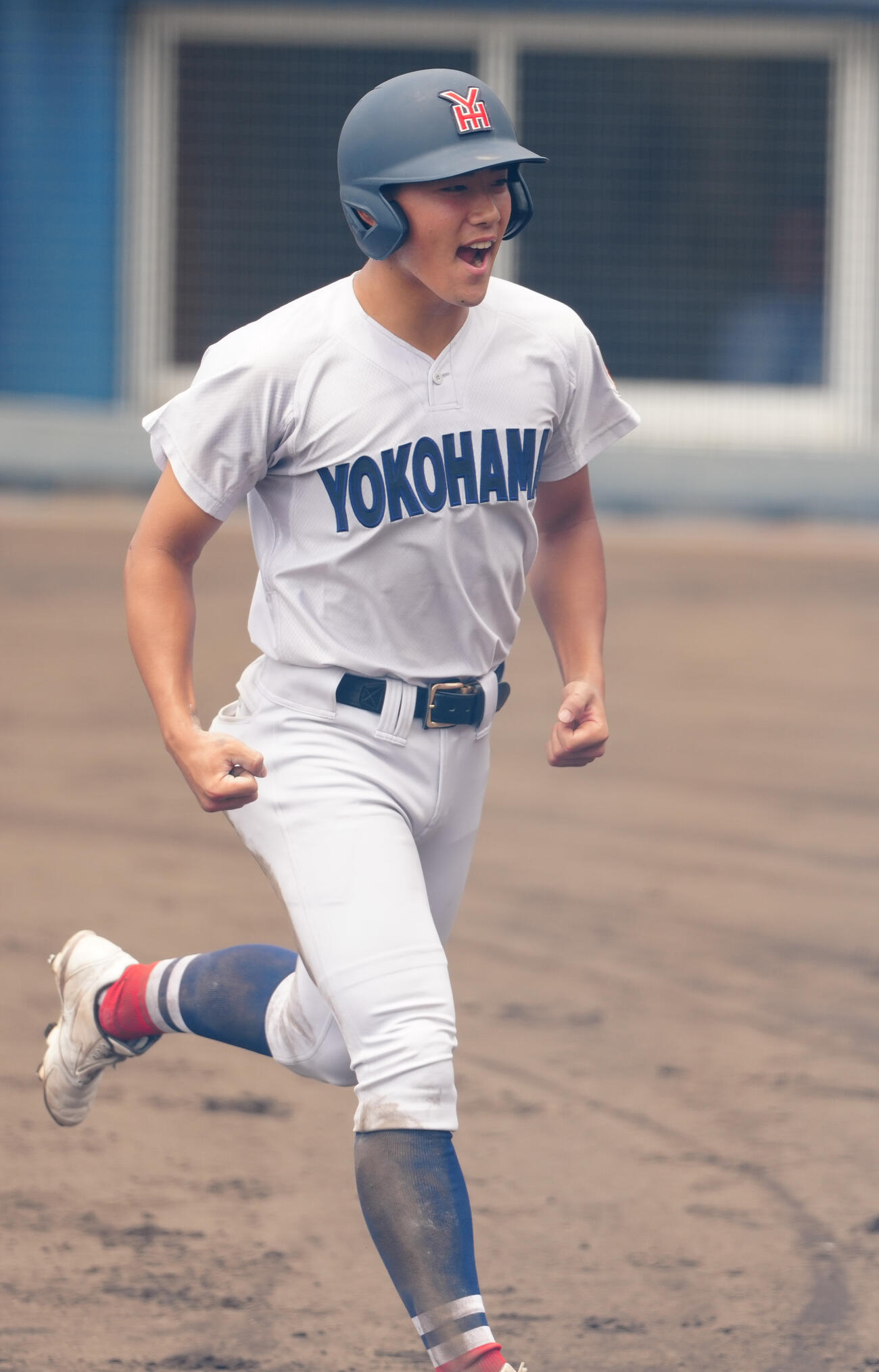 高校野球春季関東大会　決勝　横浜対浦和学院　4回表横浜2死三塁、打者小林大雅の時、本盗した三塁走者千島大翼は笑顔でベンチへ戻る（撮影・鈴木みどり）