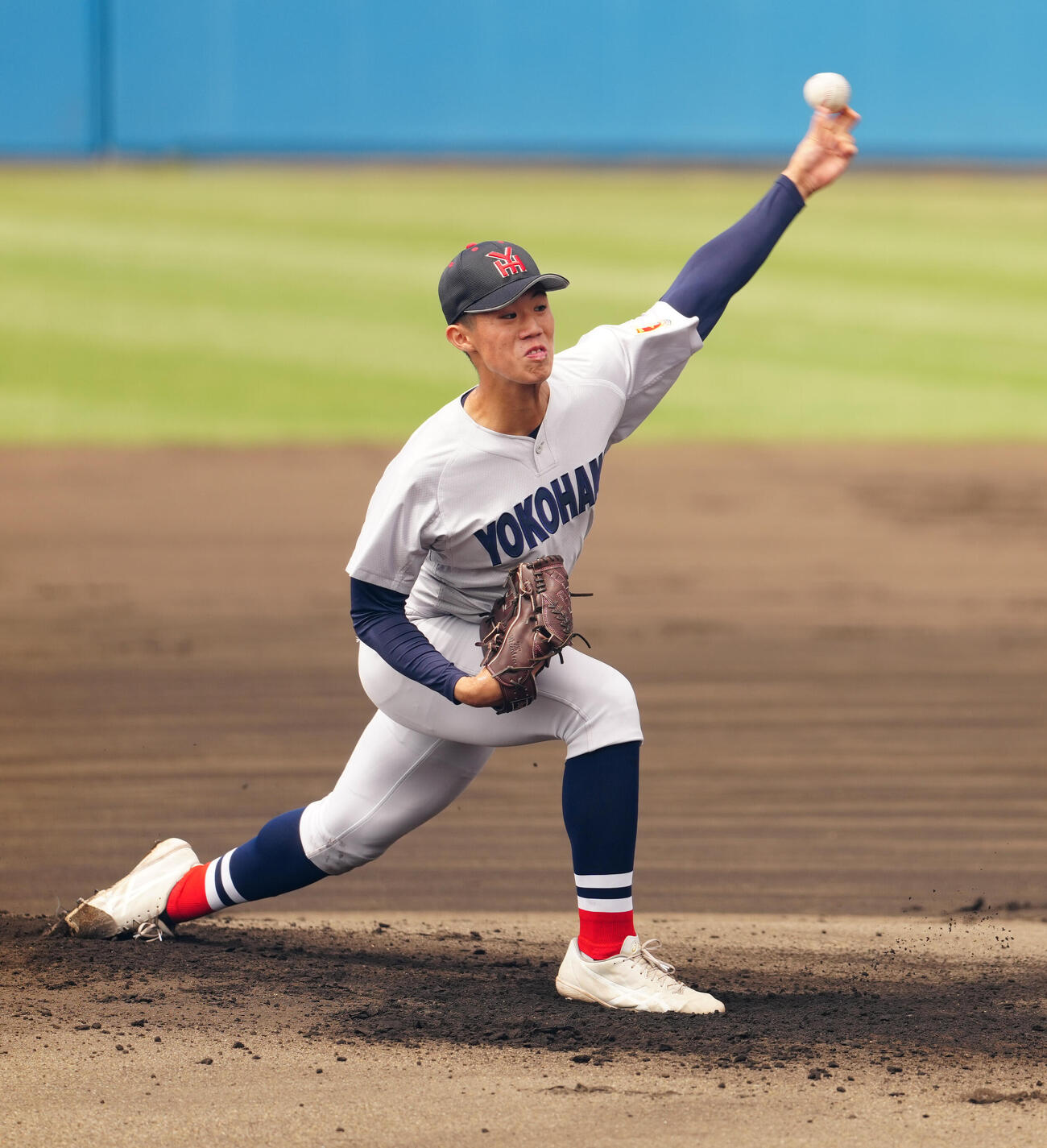 高校野球春季関東大会　決勝　横浜対浦和学院　先発し力投する横浜・小林鉄三郎（撮影・鈴木みどり）