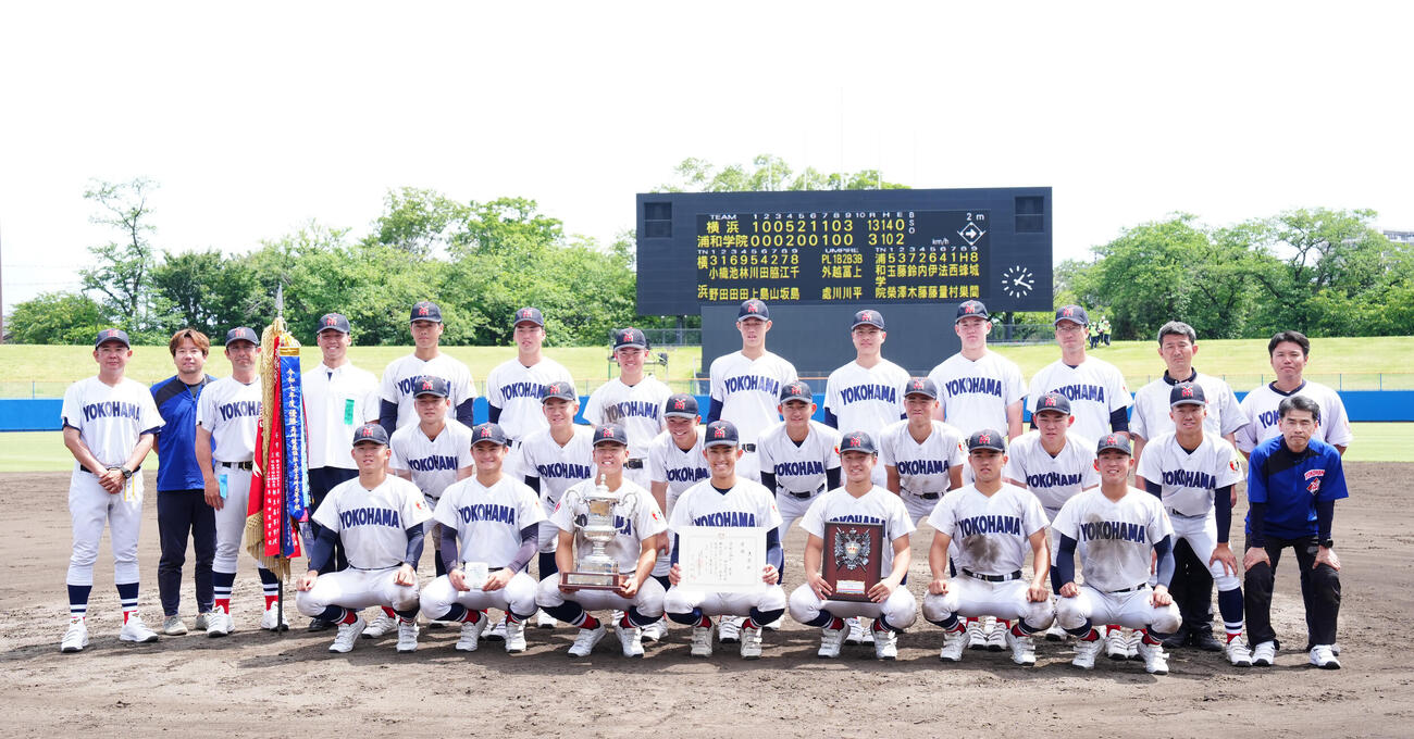 高校野球春季関東大会　決勝　横浜対浦和学院　浦和学院に勝利し優勝を決め、笑顔で記念撮影に納まる横浜ナイン。前列中央は織田翔希（撮影・鈴木みどり）＝2026年5月24日