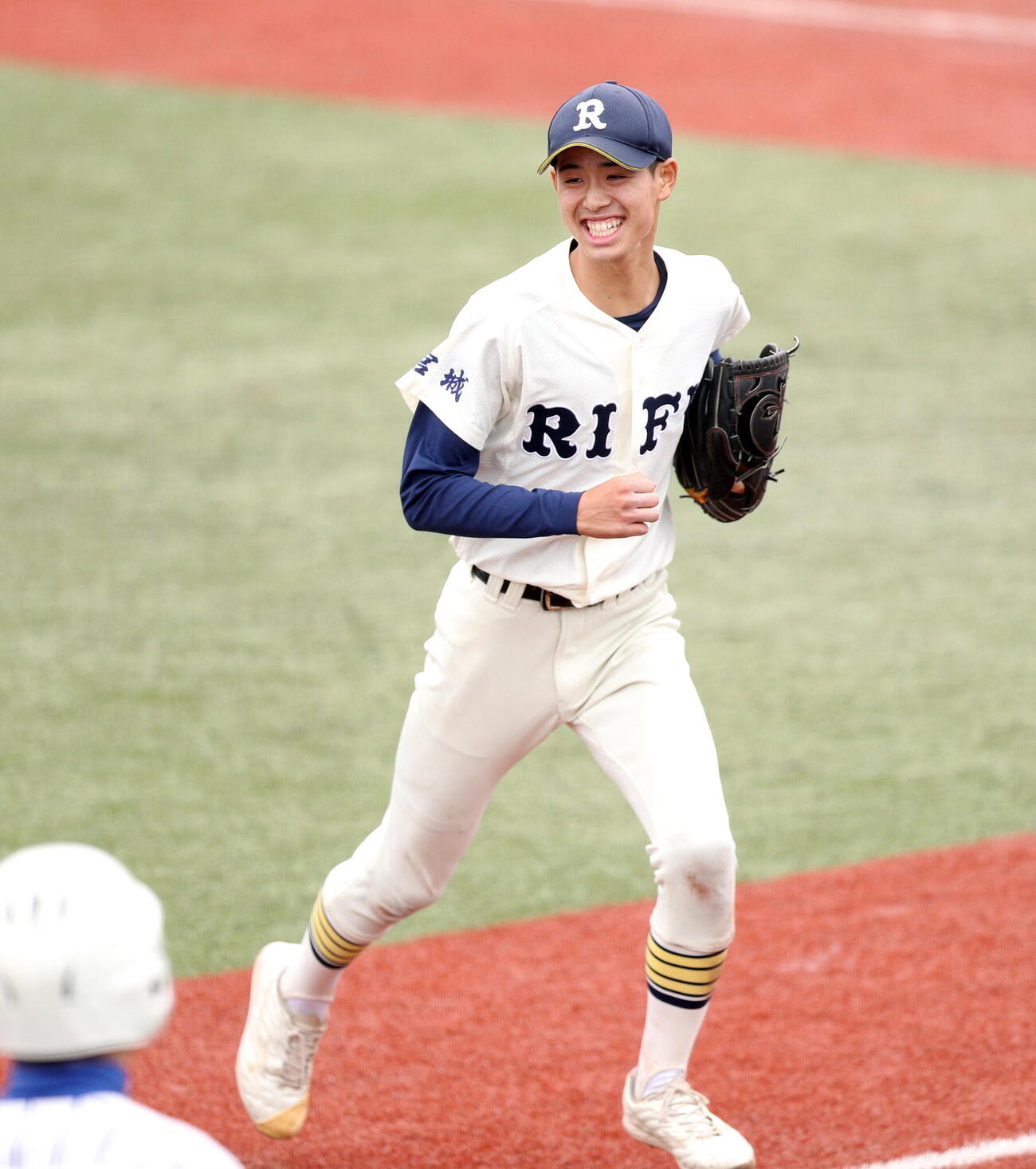 利府対東北学院榴ケ岡　8回、無失点に抑え笑顔でベンチに戻る利府・田沢郁杜