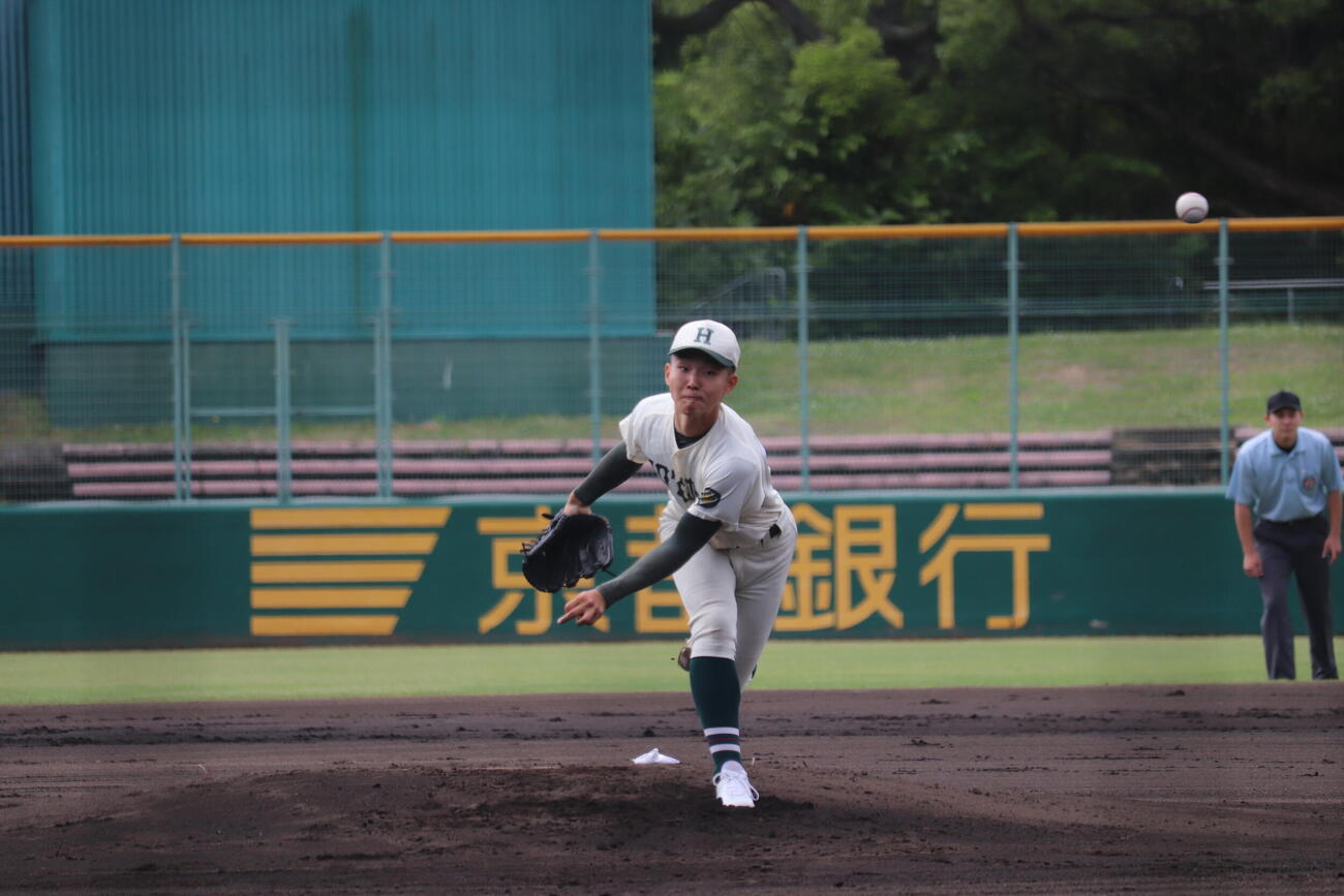 報徳学園対龍谷大平安　先発した報徳学園・沢田