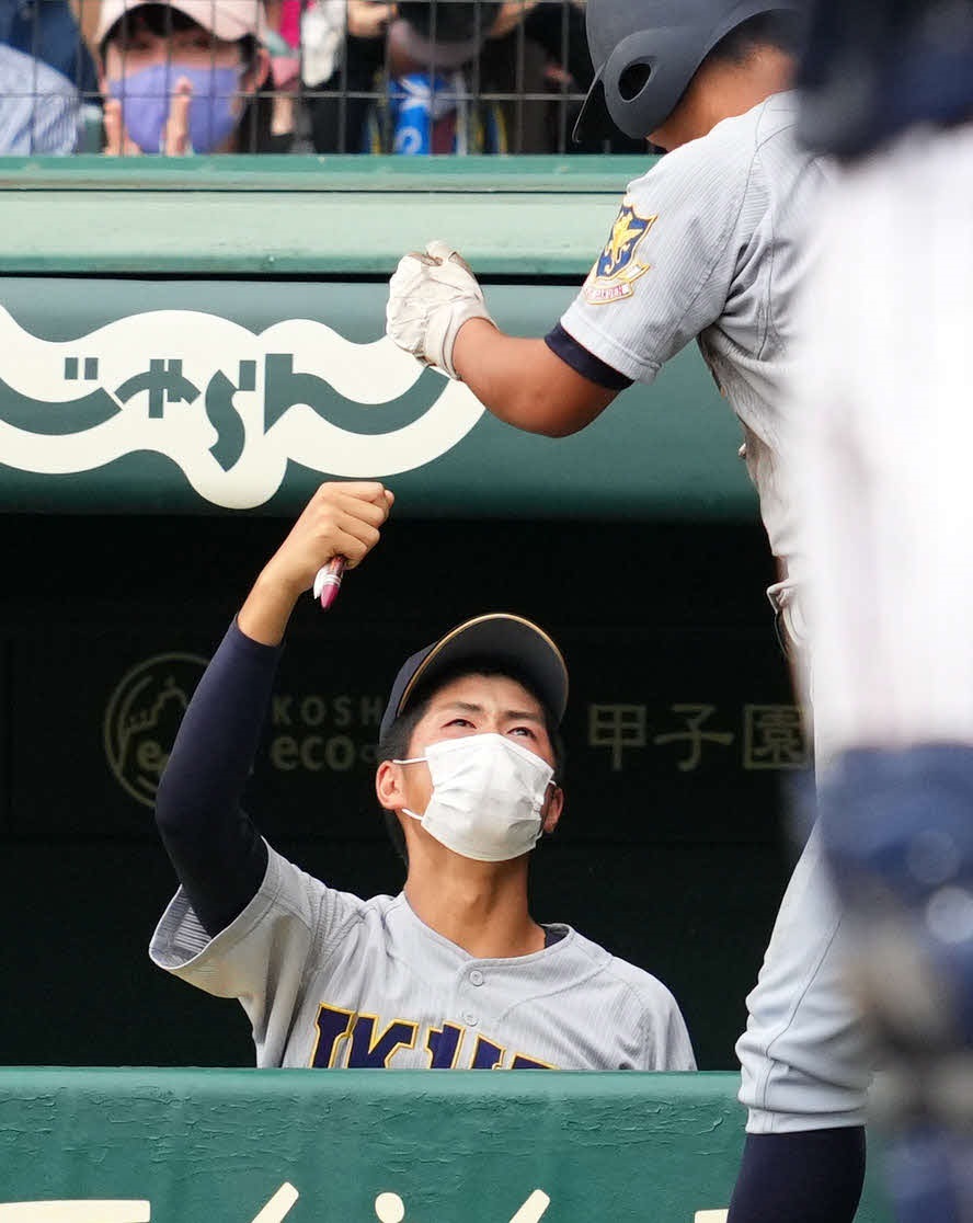 22年8月、甲子園決勝下関国際戦の7回、満塁本塁打を放った岩崎とタッチを交わす田沢優斗記録員