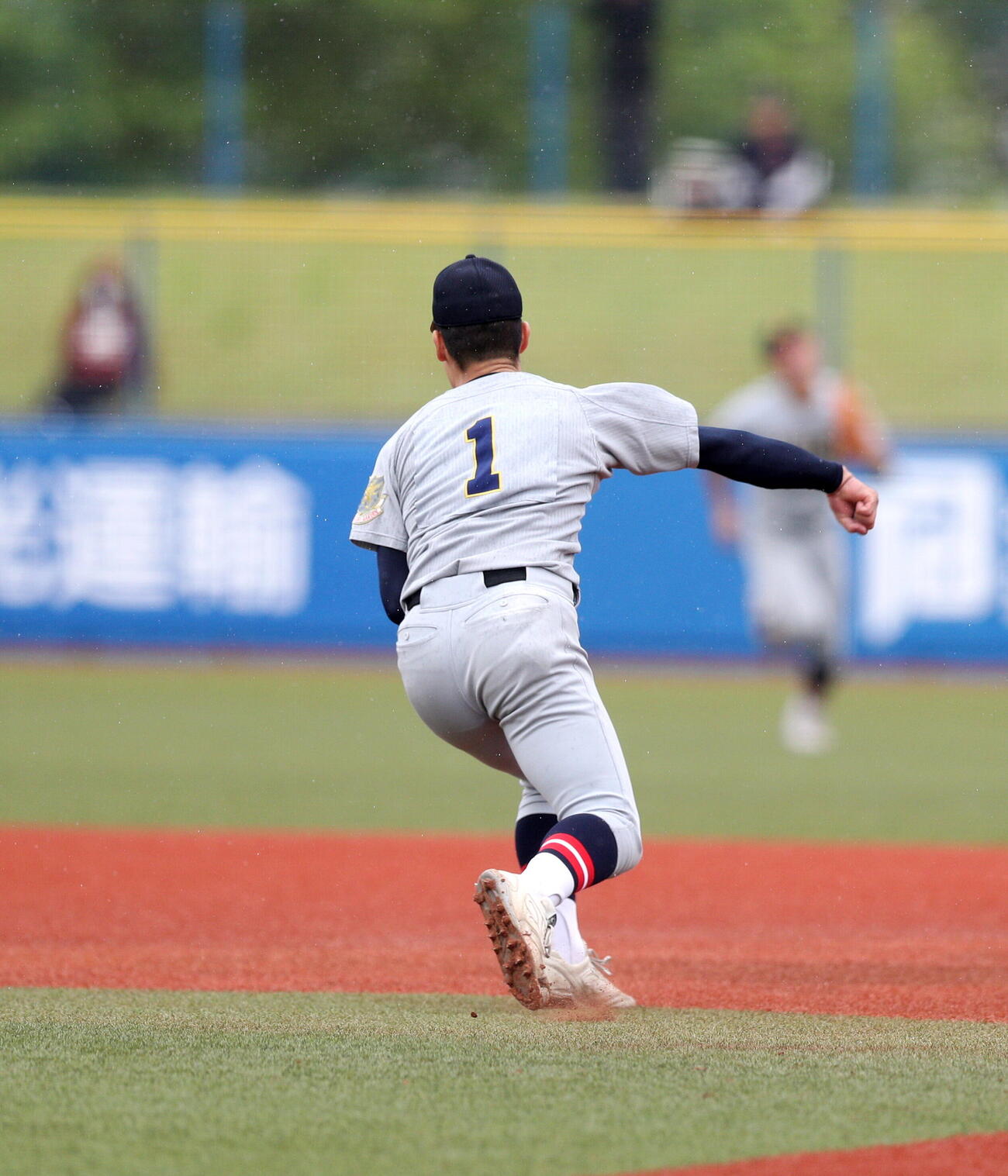 東北対仙台育英　7回2死一、二塁、投ゴロでしのぎ、拳を振り下ろす仙台育英・梶井湊斗（撮影・木村有優）