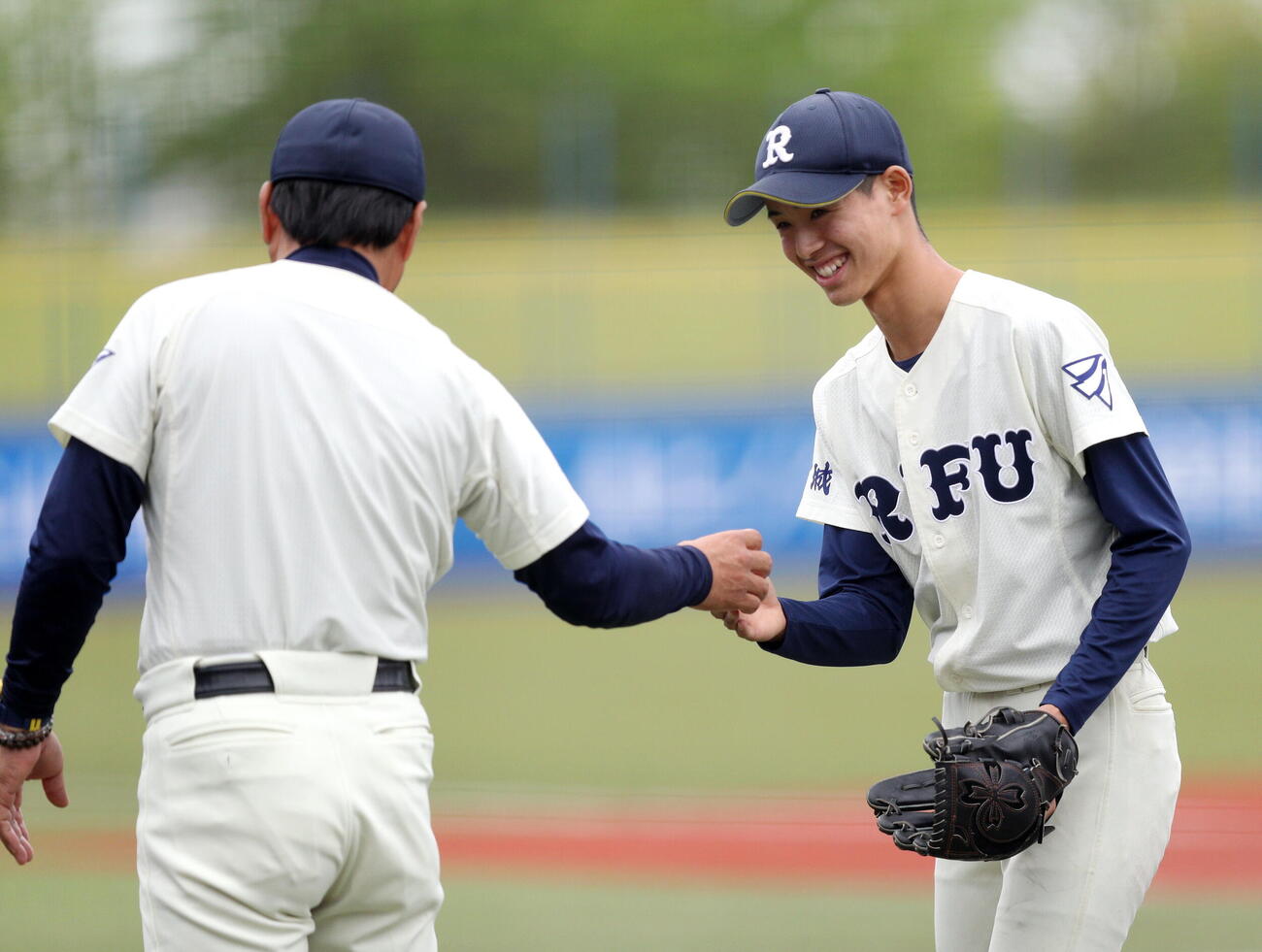 利府対東北学院榴ケ岡　試合後、間橋監督からウイニングボールを受け取る田沢郁杜（右）