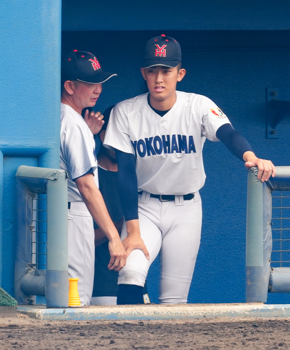 横浜対浦和学院　ベンチで横浜・織田翔希（右）に声をかける村田浩明監督（撮影・鈴木みどり）