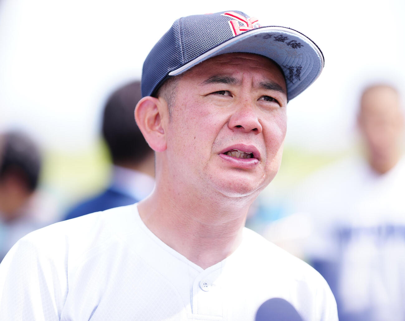 横浜対浦和学院　試合後、取材を受ける横浜・村田浩明監督（撮影・鈴木みどり）