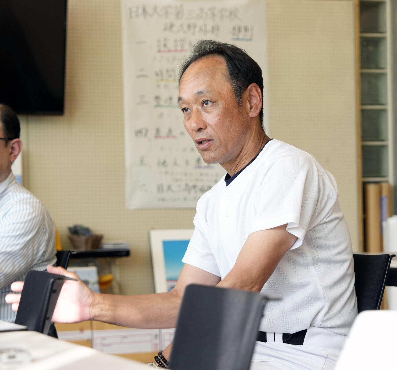 日大三会見　記者の質問に答える日大三・三木有造監督（撮影・小島史椰）＝2026年5月25日